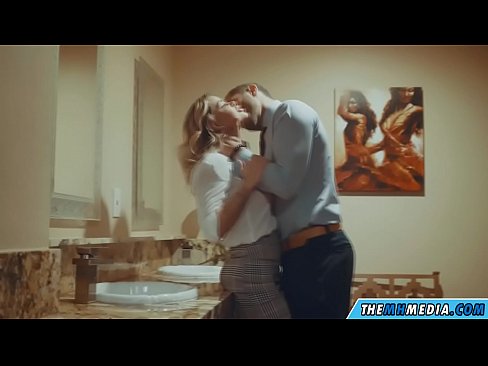 ❤️ Pamene blonde wabusty akunyengererani m'chimbudzi cha anthu onse Zolaula za ku Russia pa ife% ny.pornado-co.ru% ❌❤